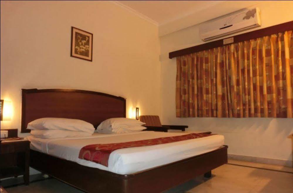 Hotel Thulashi Park Chennai Exterior photo